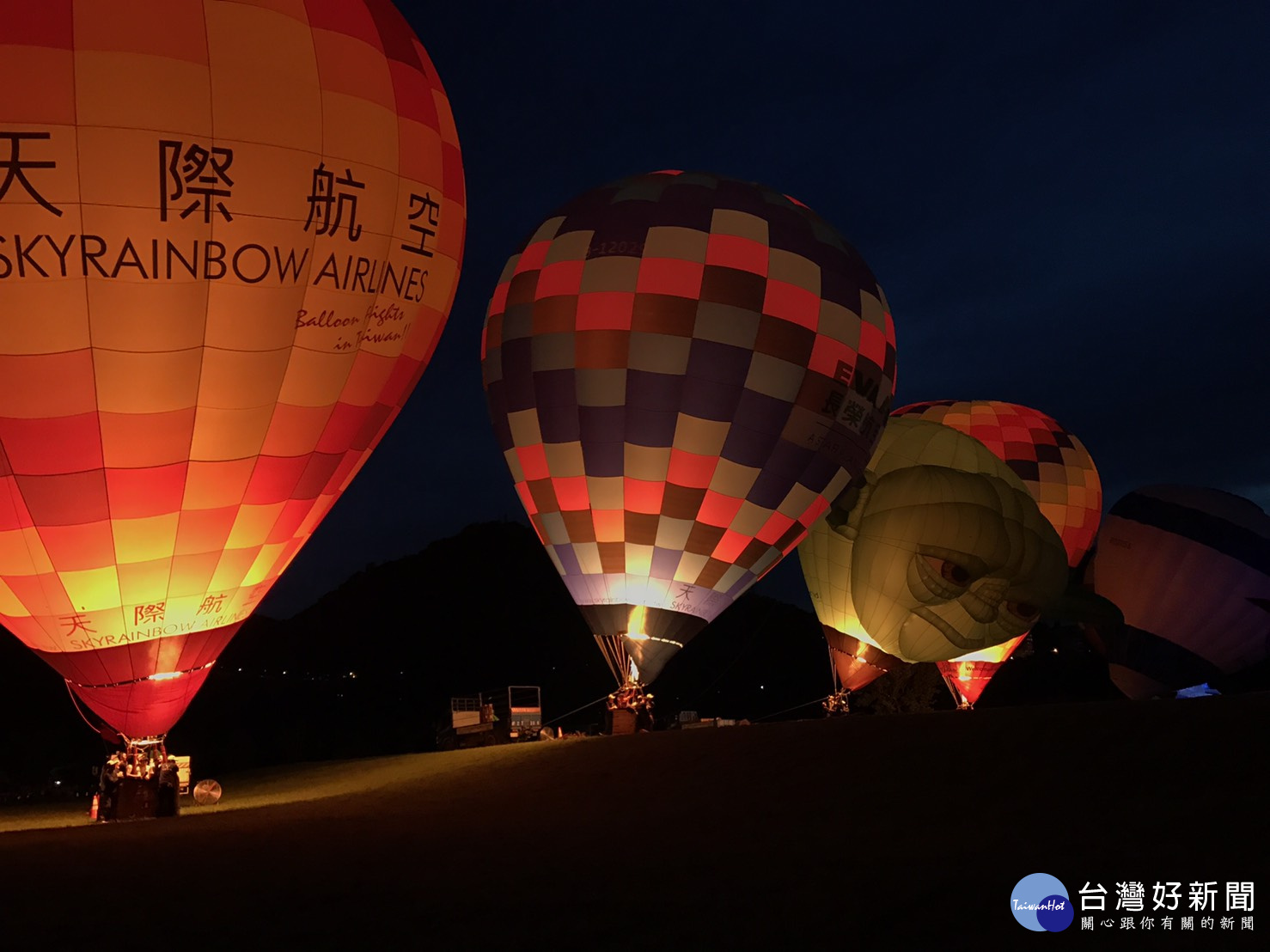 石門水庫晚間上演熱氣球光雕秀，將水庫的夜空妝點的格外迷人。