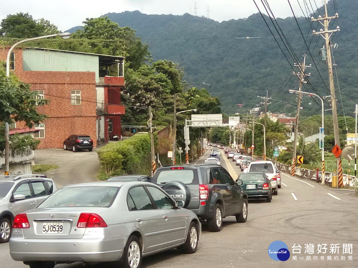 車輛回堵至山財神廟，綿延超過數公里，觀旅局呼籲大家多多選擇大眾運輸工具。