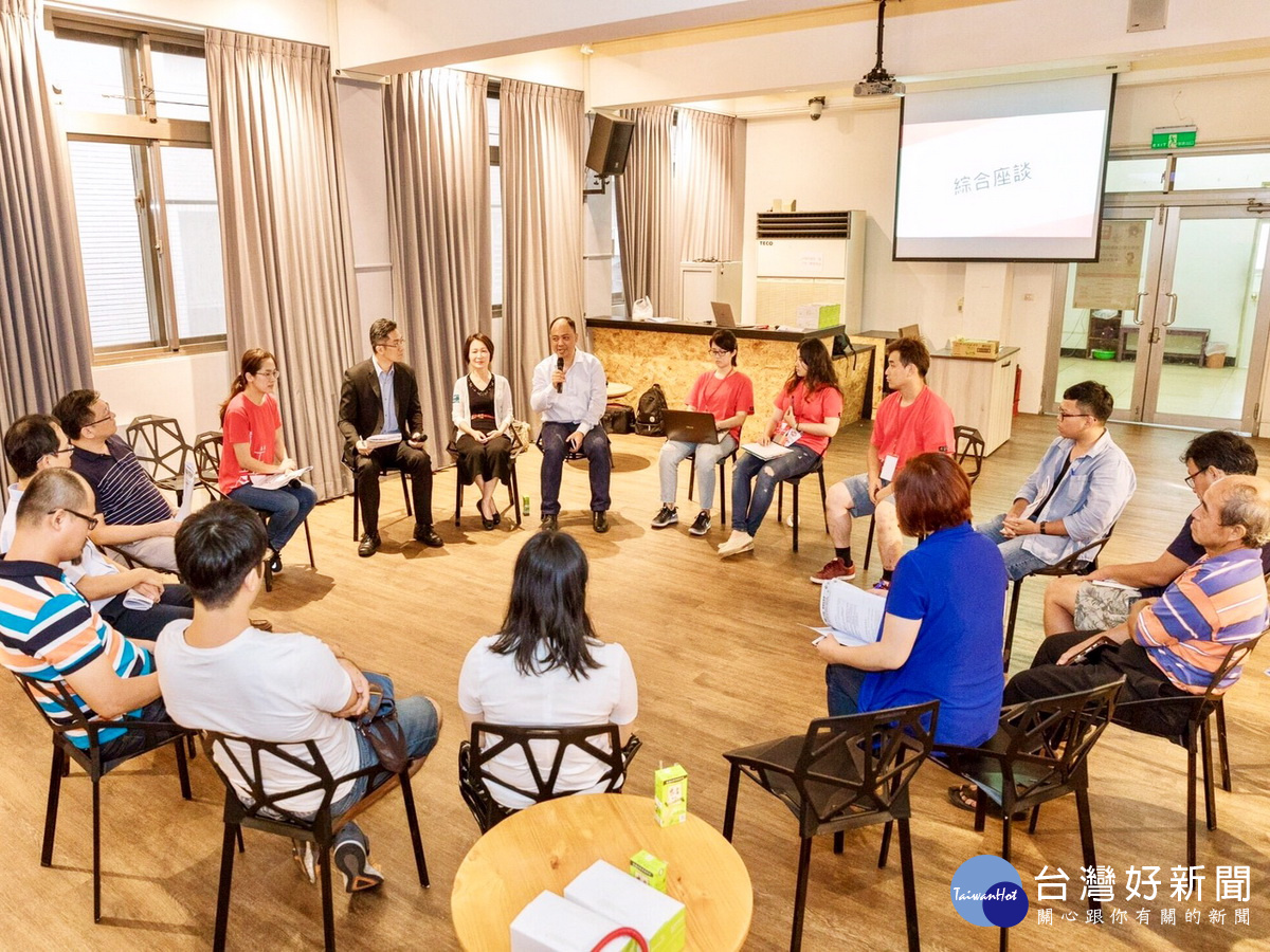 桃園市政府青年事務局長陳家濬與青年朋友進行參與式預算綜合座談會。