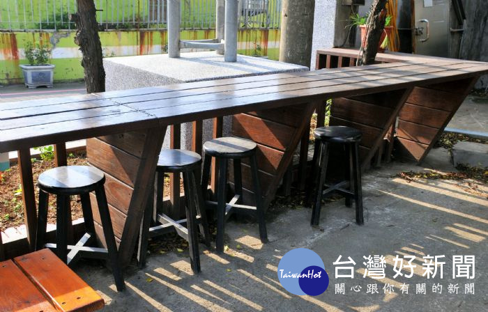長照中心更將外圍的高牆拆下,改置為陽光木吧臺,讓民眾更樂意入內遊憩 。