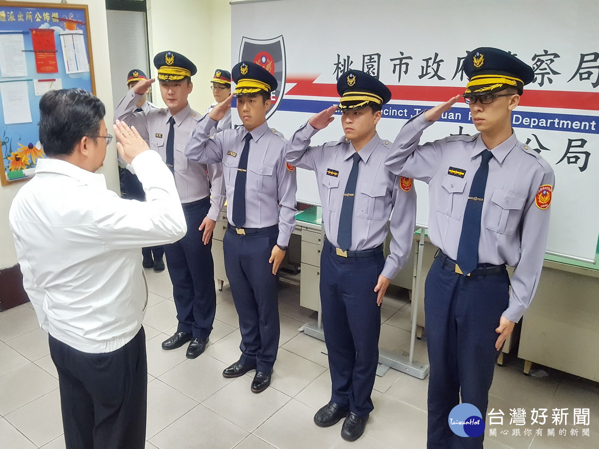 為鼓舞士氣獎勵偵破4死槍擊案，桃園市長鄭文燦前往中壢派出所頒發獎金20萬元。 