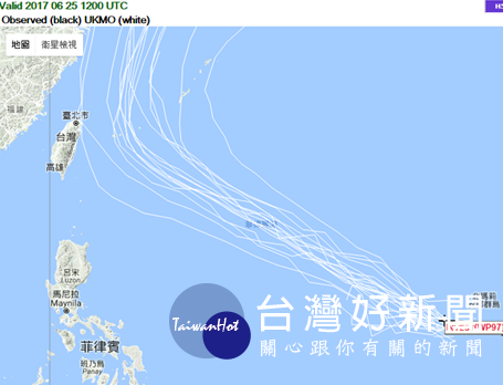 英國氣象局(UKMO)25日20時模擬顯示，23次的模擬最東與最西的路徑，在台灣東側時，相差超過1千公里，「不確定性」很大。（圖／翻攝洩天機教室）