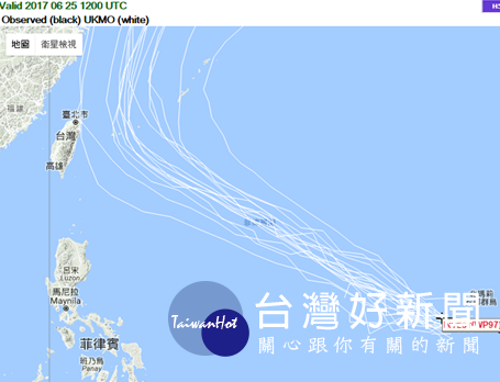 英國氣象局(UKMO)25日20時模擬顯示,23次的模擬最東與最西的路徑,在台灣東側時,相差超過1千公里,「不確定性」很大。(圖/翻攝洩天機教室)