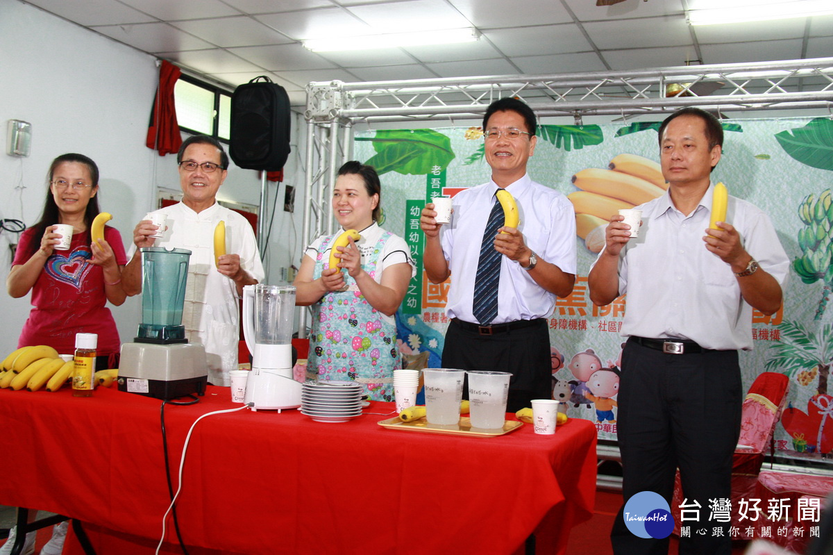 謝玉玲老師指導來賓製作可口的香蕉牛奶。（記者扶小萍攝）