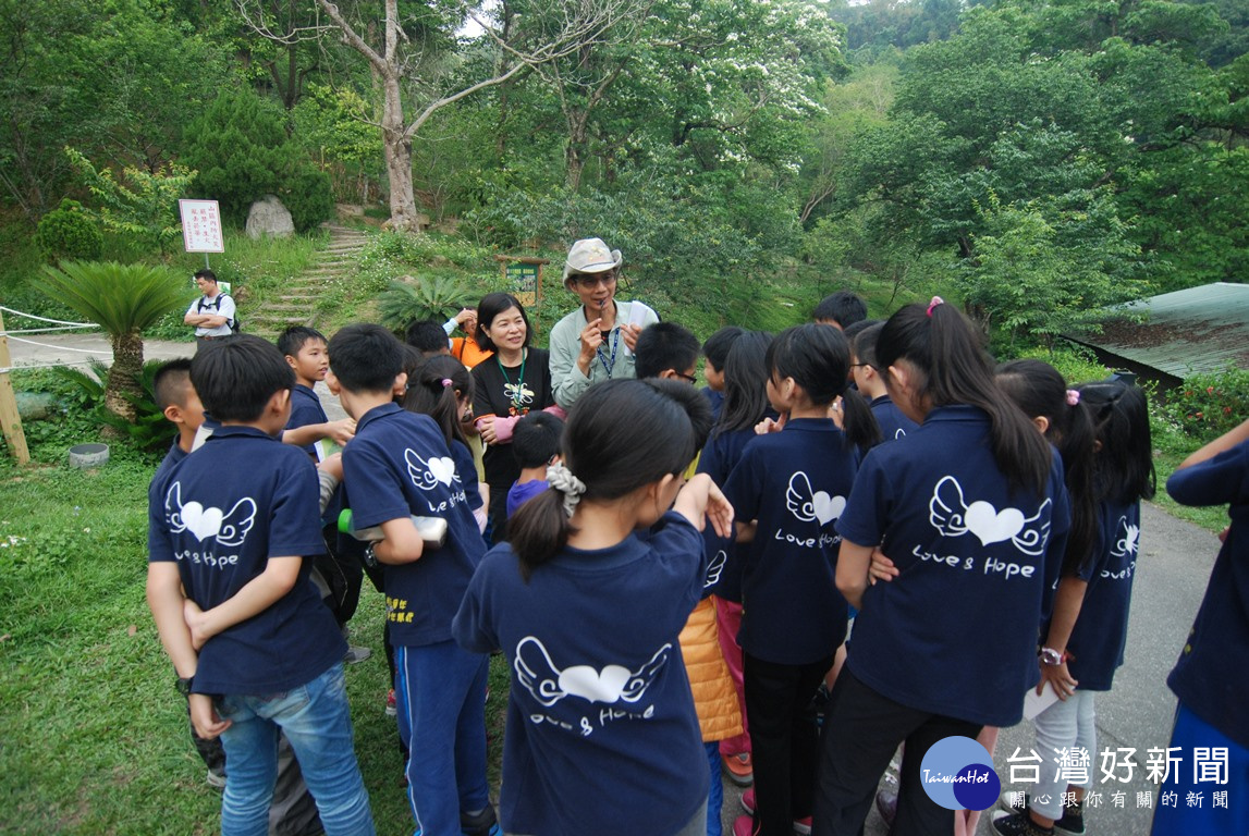 東勢林場導覽解說志工跟小朋友說明林場內的昆蟲生態。