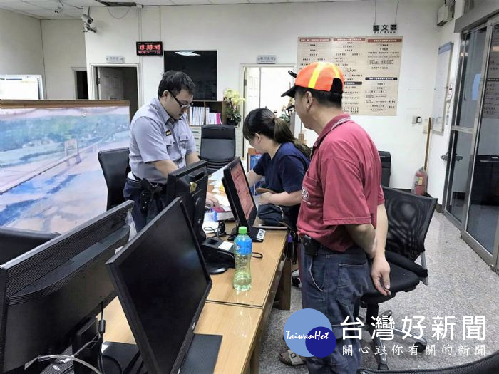 警方接手招領事宜,並做正式筆錄後,於26日晚間依法發還失主家屬。