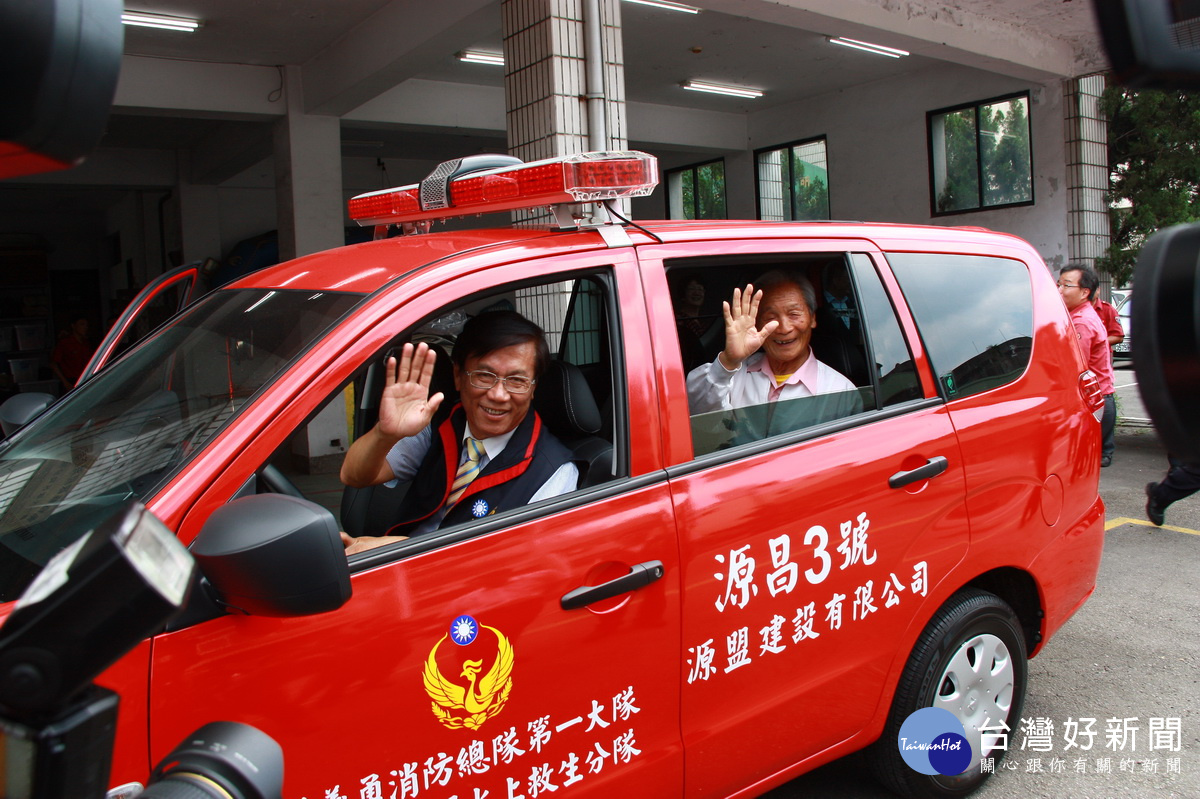 林縣長與鄭董事長試乘勤務車說讚。（記者扶小萍攝）