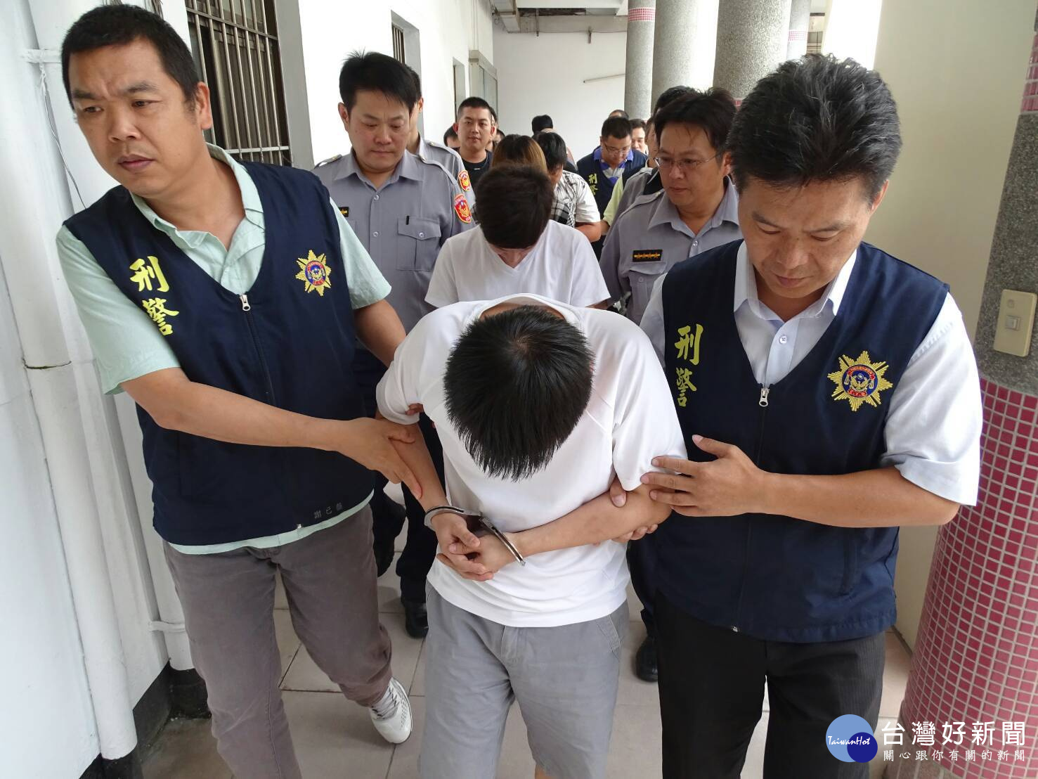 楊梅分局破獲主嫌陳○安(男、30歲)所組織之販毒集團，一舉拘捕共犯9人到案。
