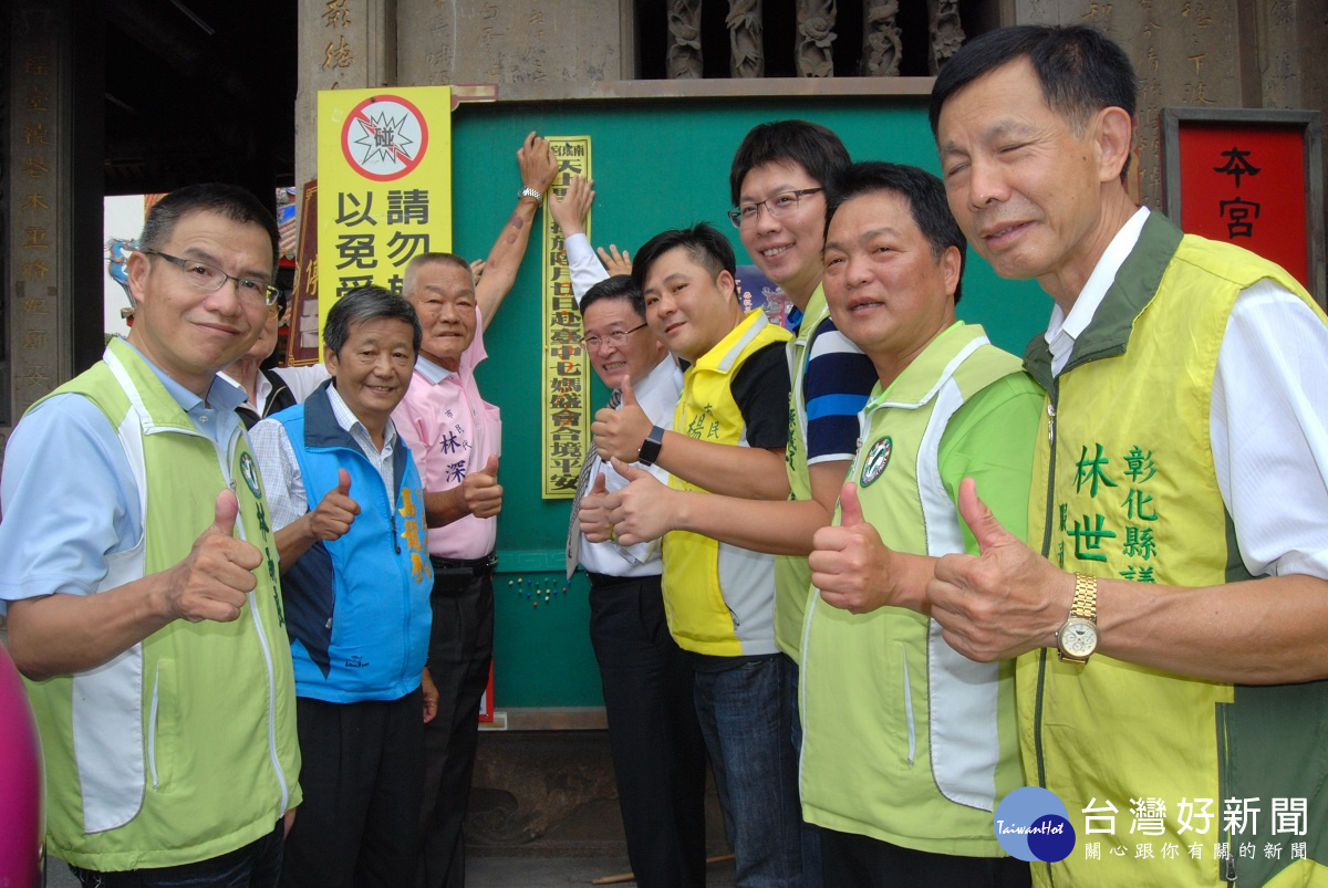 兼任南瑤宮管理人的邱建富市長為即將來臨的百年七媽會遶境活動貼香條