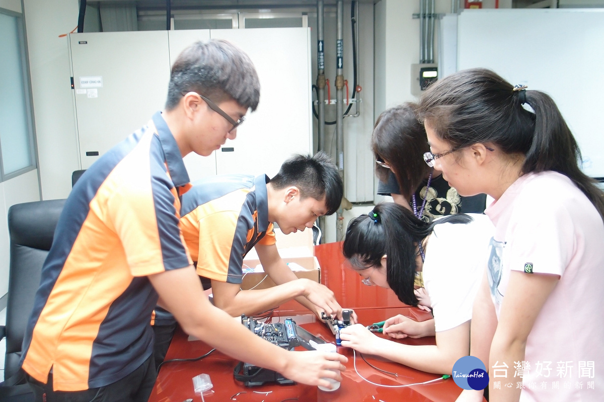 介紹台北市光纖基礎建設,提供大學生體驗光纖熔接及測試。(圖/台北市政府資訊局)