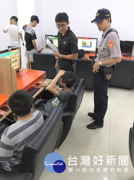 雲林縣警局執行校外「毒品熱點」聯巡日工作，以實際作為阻絕青少年碰觸毒品的機會。（記者陳昭宗翻攝）