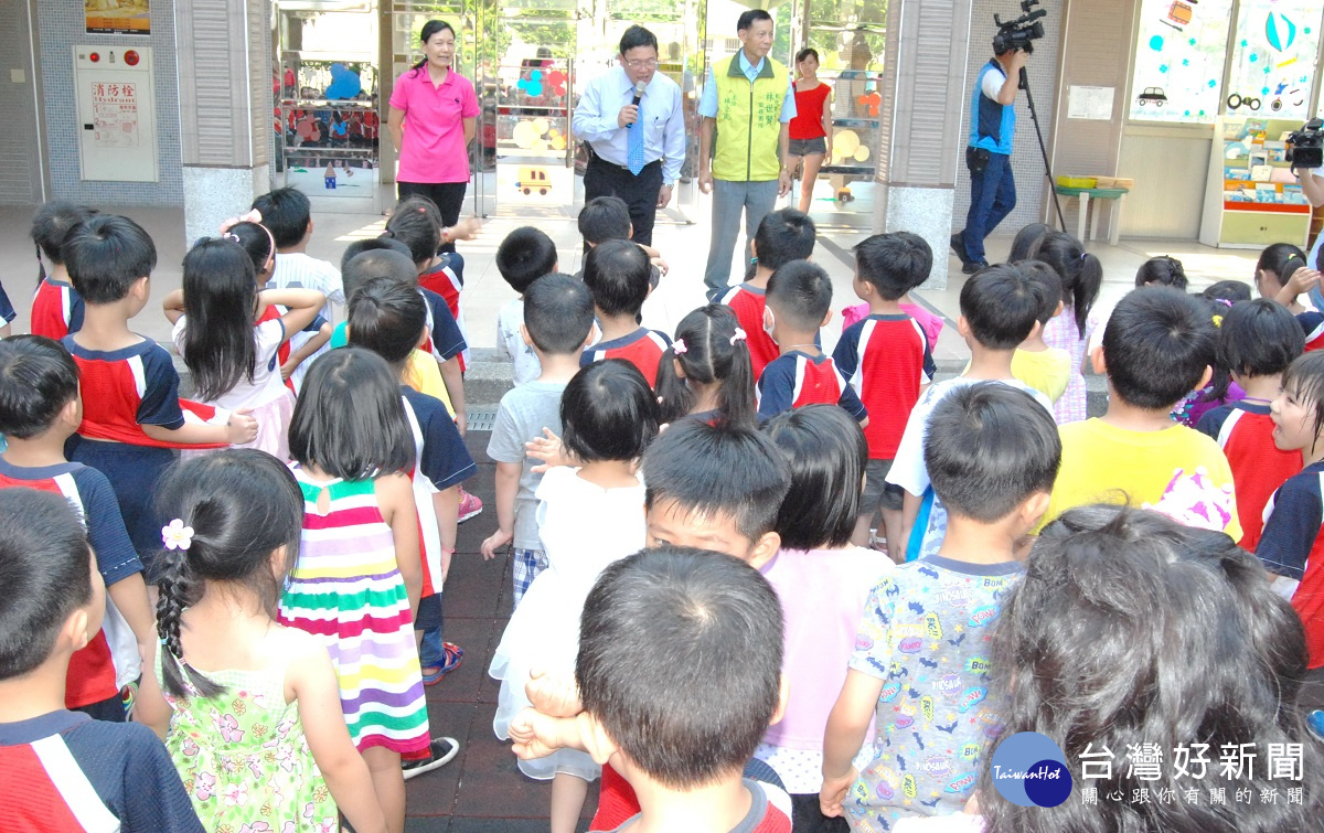 邱市長在市立幼兒園結業典禮上向小朋友祝福