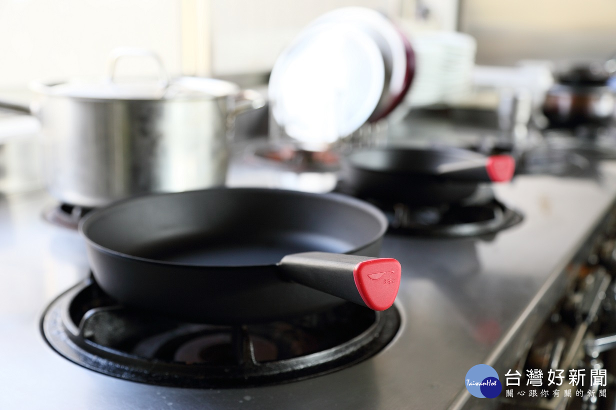 日本SSC極輕鑄鐵平底鍋除了「煎煮」之外還可以「烤」，而且重量約只有其他品牌的一半，是頗為理想的「一鍋二用」產品。（圖／瘋窩客 提供）
