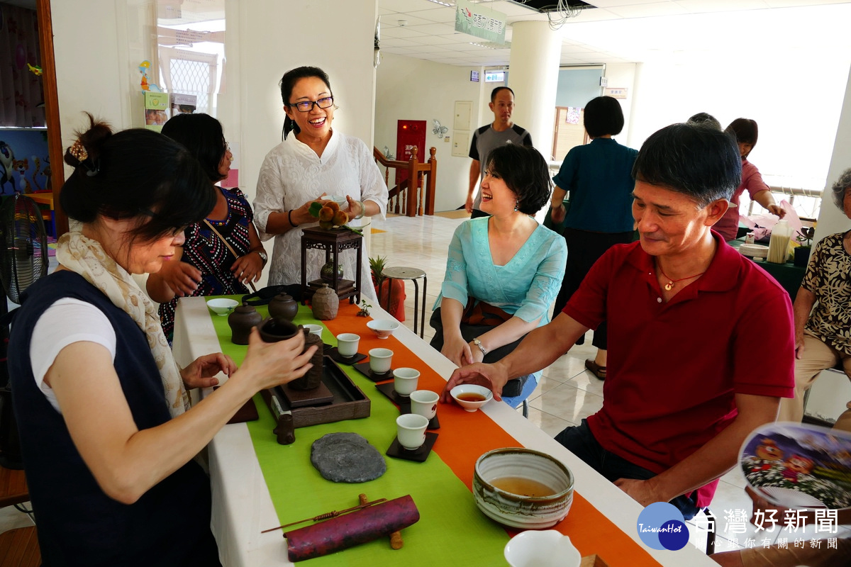 現場茶藝師設置茶席，沖泡陳年老茶與民眾分享品茗。