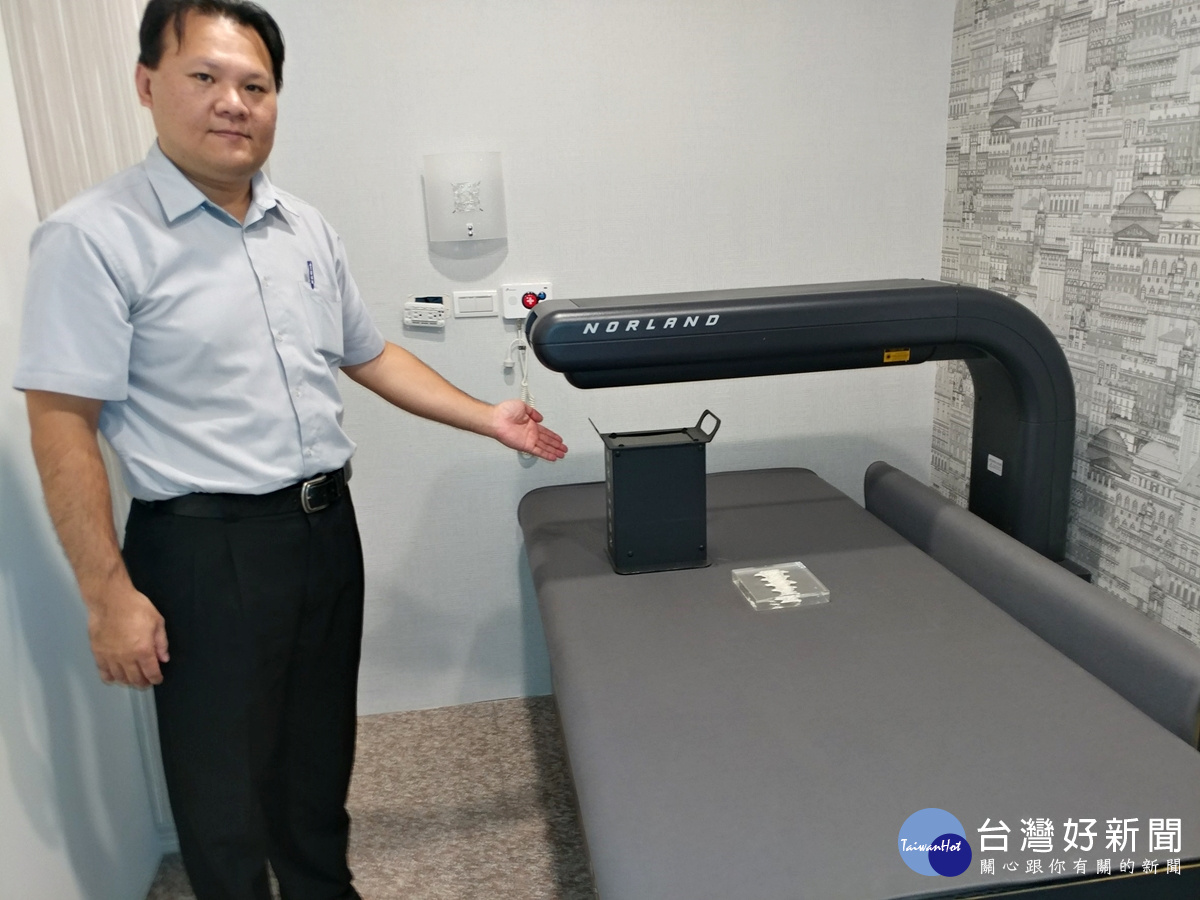 DXA骨密度檢測儀價值二佰萬,臨床多使用於腰椎正面、側面及股骨頸,偵測出來的誤差只約1%左右