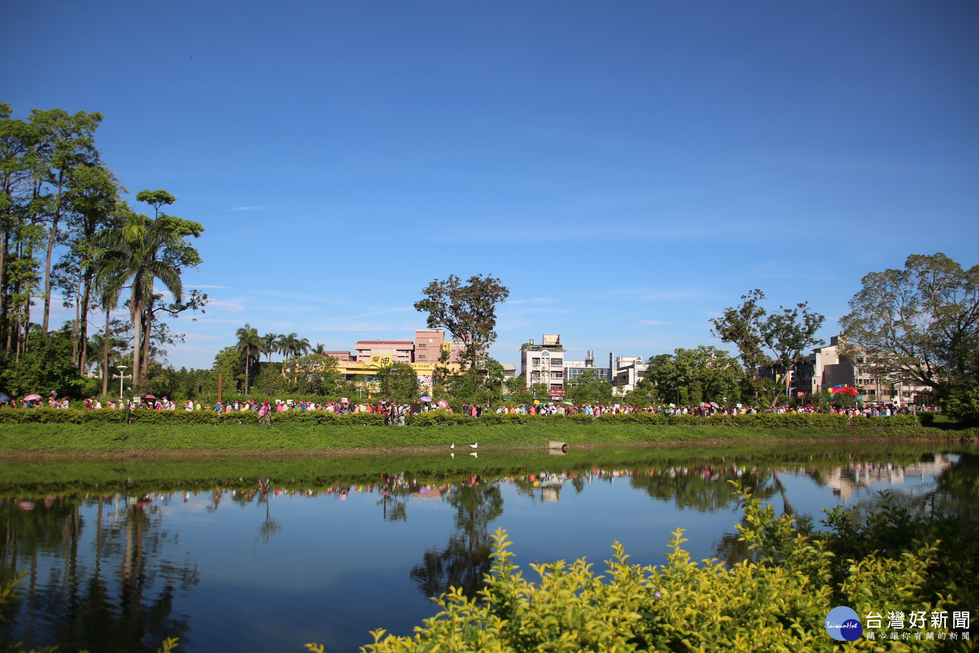 大批民眾在香湖公園健走