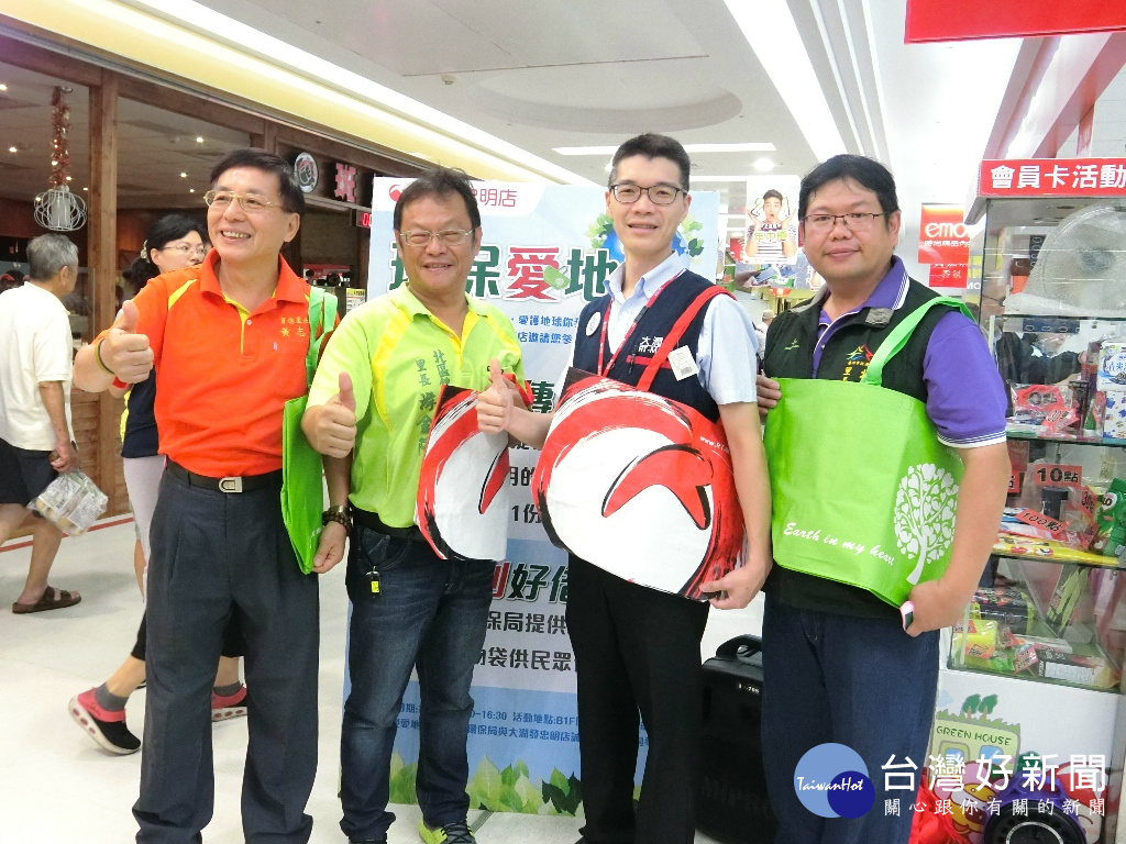 圖說:這次活動中大潤發忠明店總經理謝平涼跟多位里長一起試背購物袋。(記者賴淑禎攝)