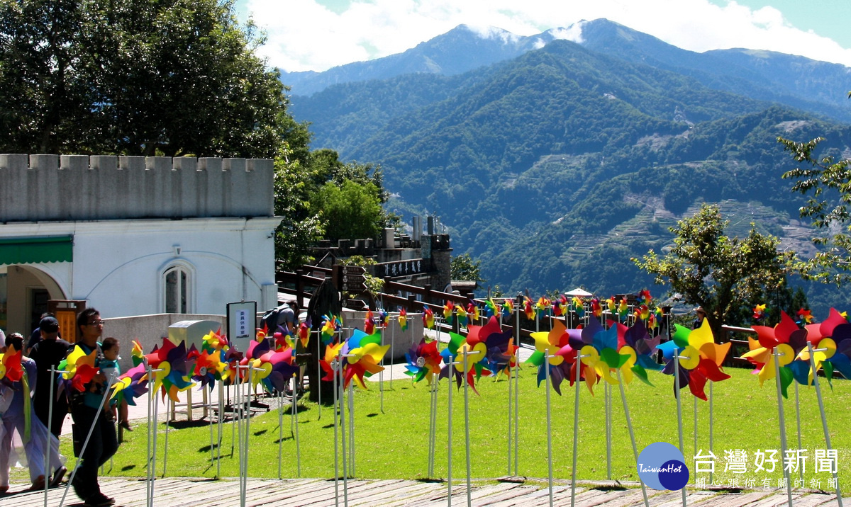 遊客漫遊在觀山牧區綿延500公尺的彩虹步道。