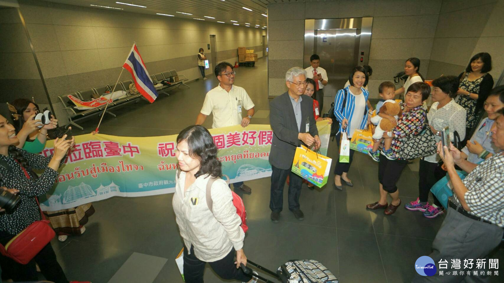 陳盛山局長到空橋迎賓，贈送泰國旅遊團遊客伴手禮