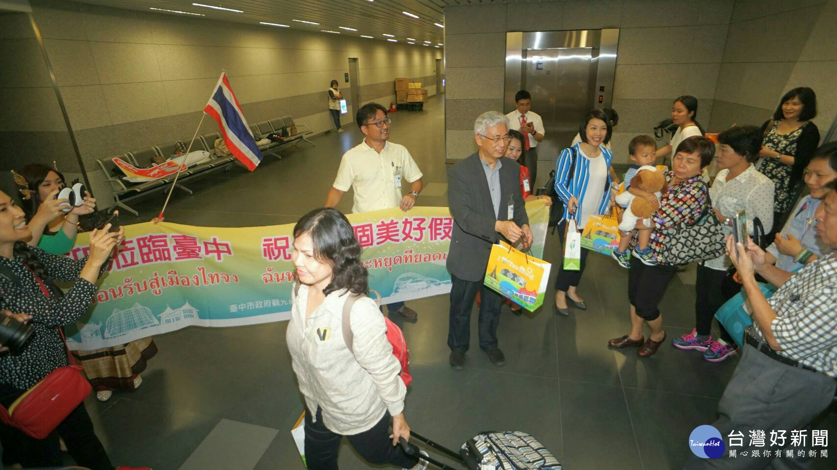 陳盛山局長到空橋迎賓,贈送泰國旅遊團遊客伴手禮