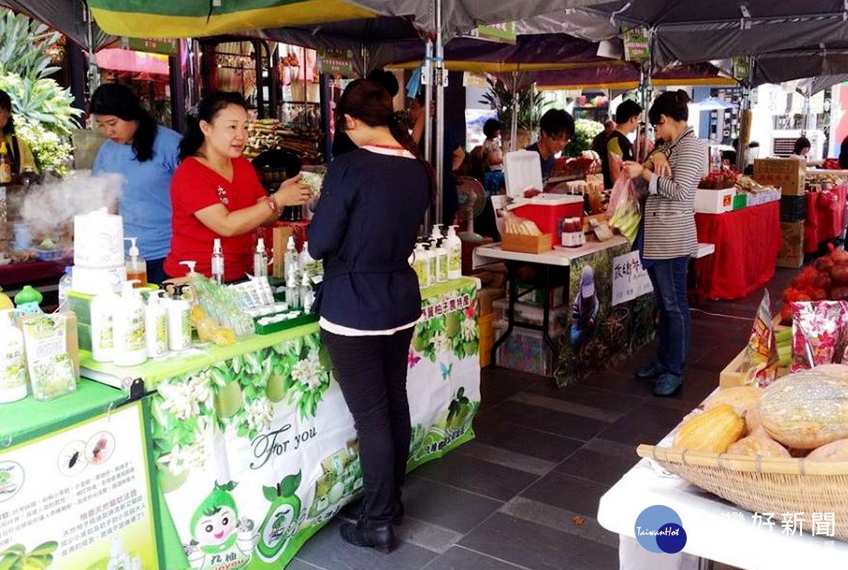 名間鄉九柚有限公司吳麗萍帶這自家產品-柚寶薄荷精油到場推廣，深受消費者喜愛。