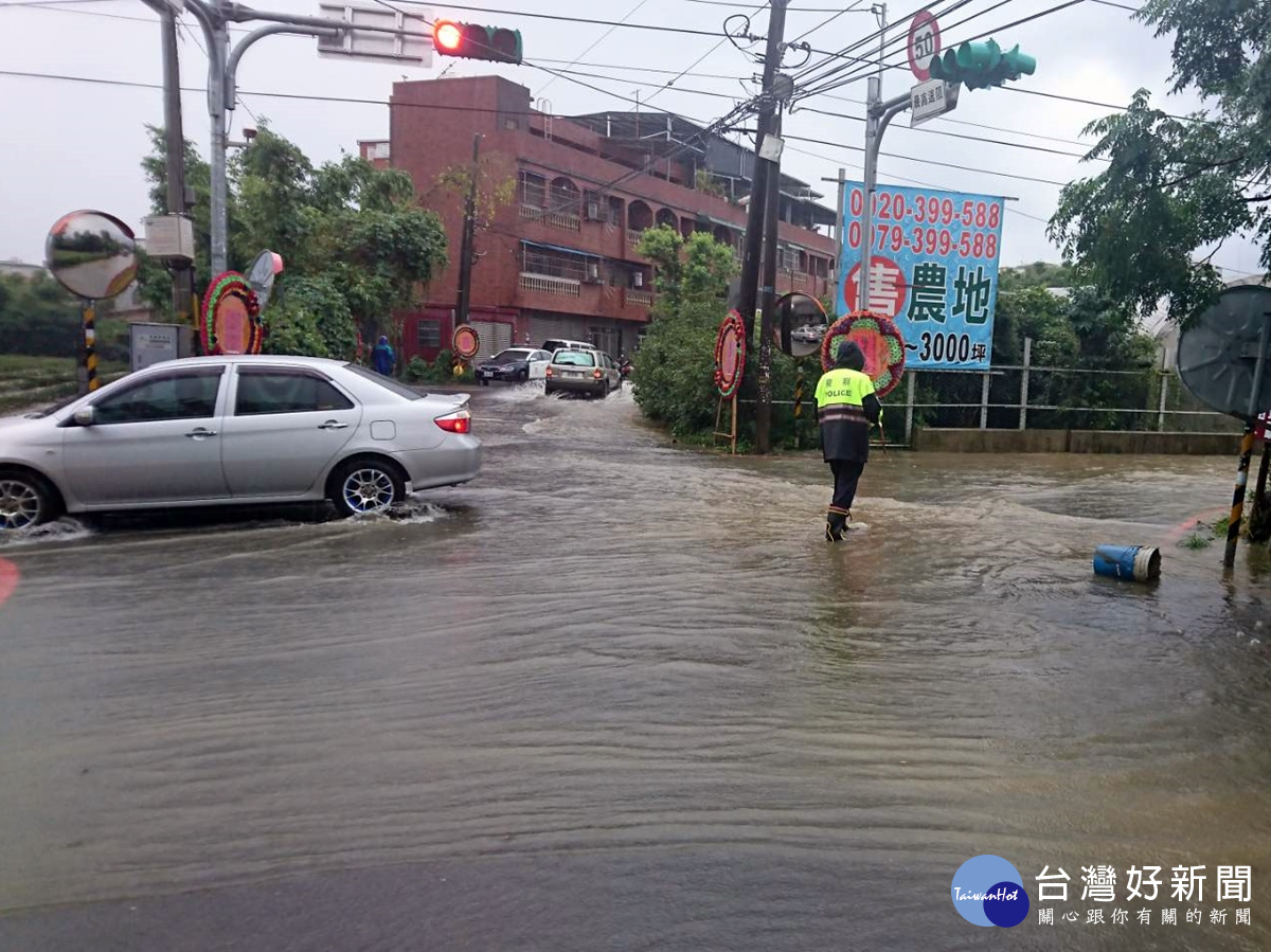 龍潭豪雨造成道路淹水 警方冒雨交管排除道路障礙