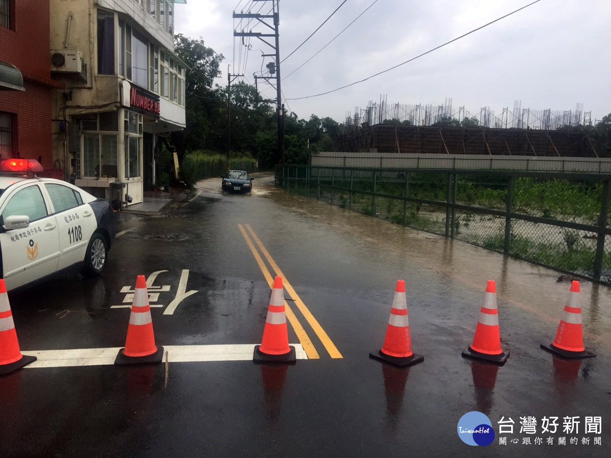 龍潭豪雨造成道路淹水 警方冒雨交管排除道路障礙