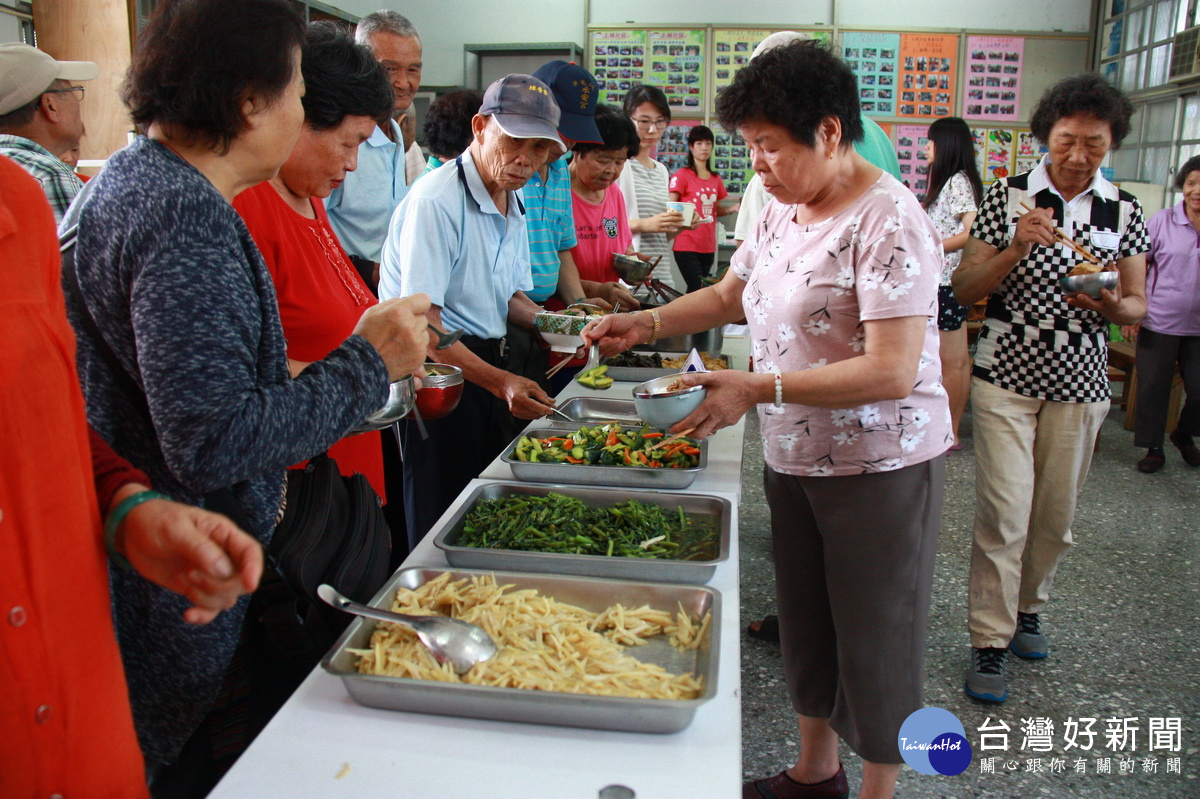 土城社區長輩分享共餐美食。（記者扶小萍攝）