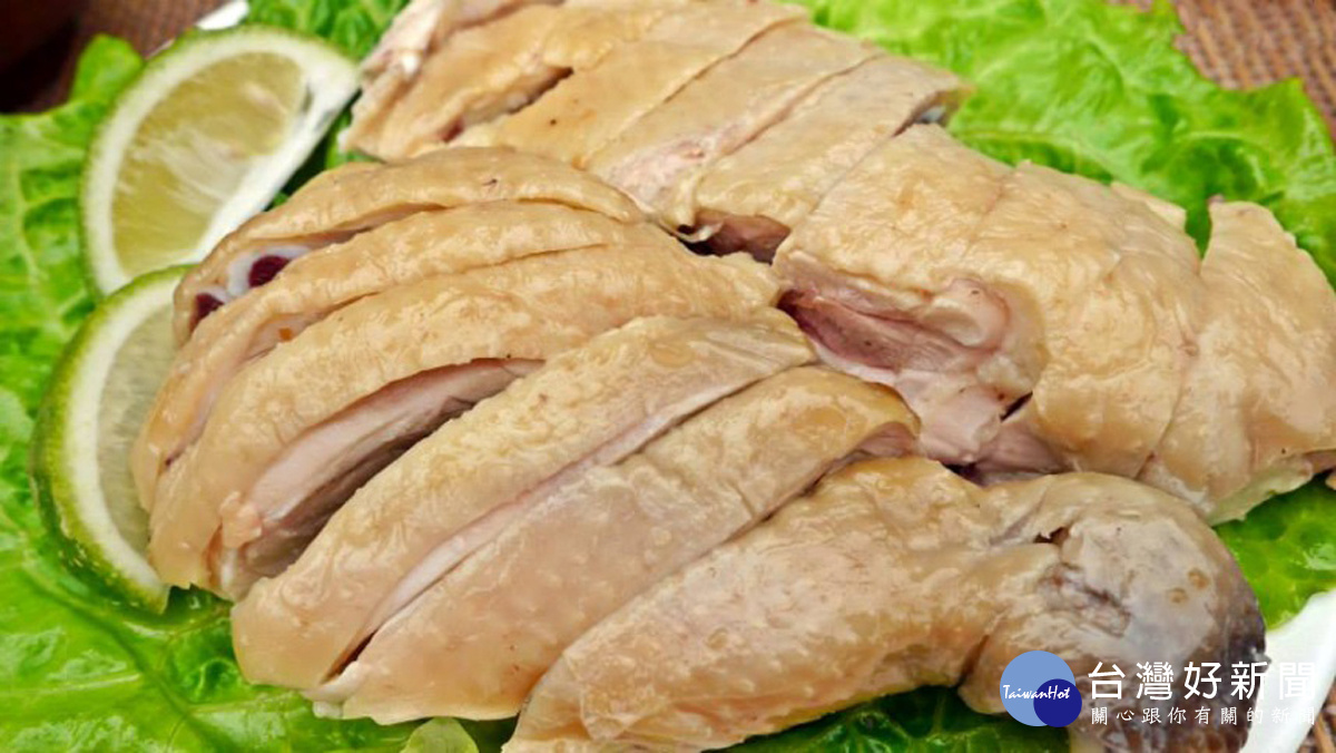 榮獲全國特色美食金牌獎的「阿弟仔雞肉」,在市場裡也有實體店面,每日都能看到大排長龍想購買雞肉的人客。