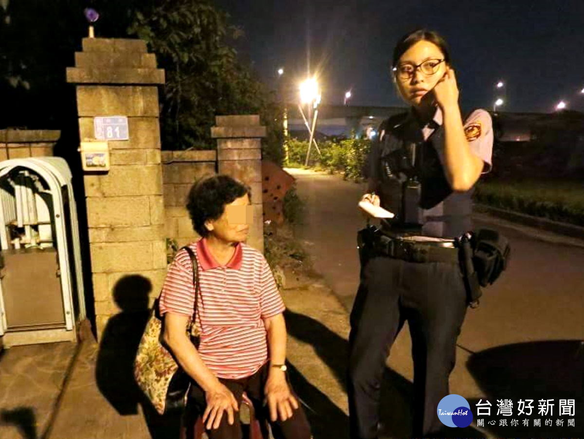 失智婦人深夜迷途 美麗女警協助返家