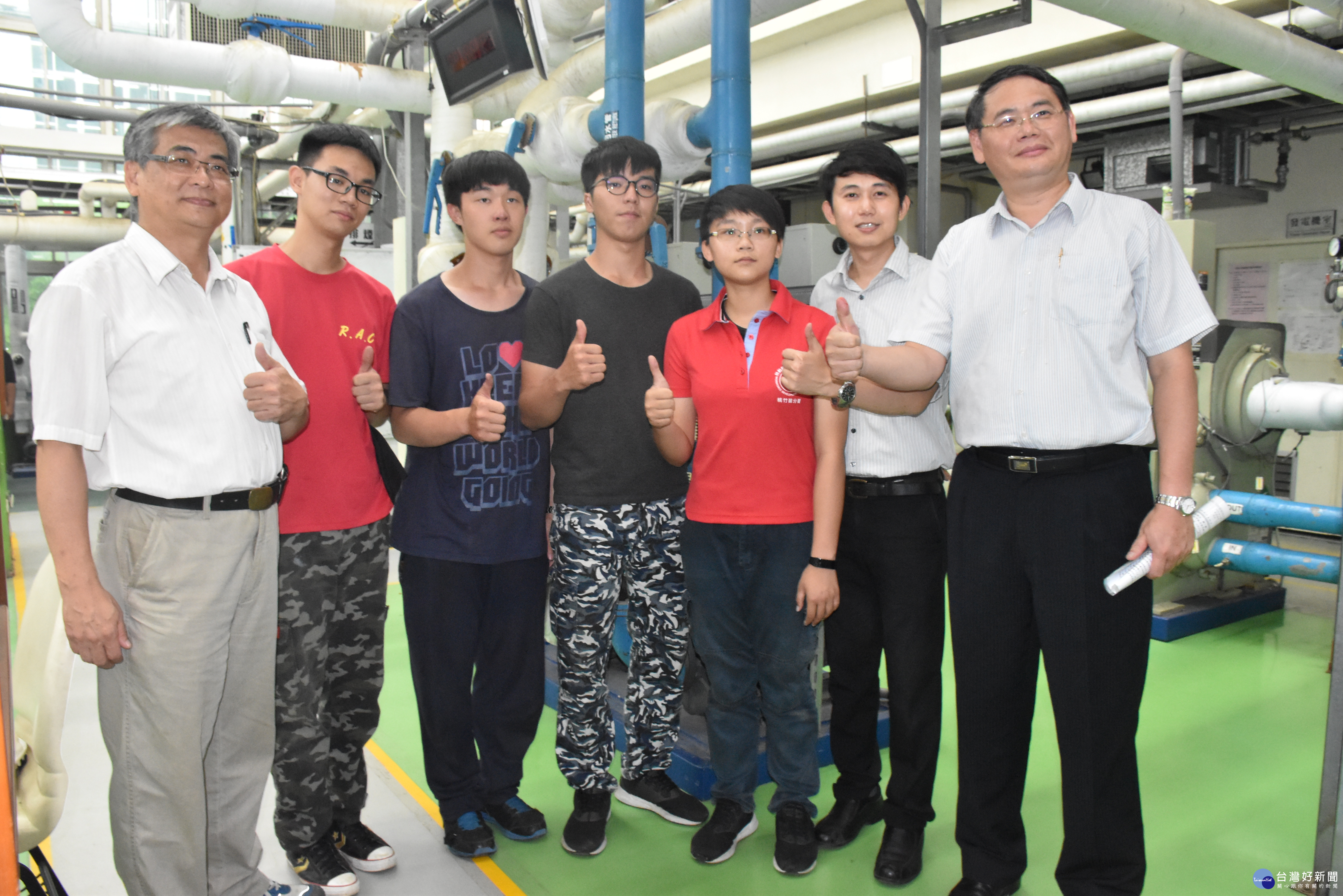 賴家仁副分署長(右一)、劉宏俊科長、訓練師李居芳(左一)與吳珮慈(右3)及其他考取甲級冷凍空調技術士的同學合影。