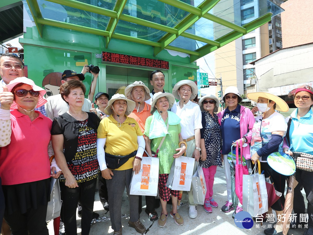 市長朱立倫5日主持河濱水岸友善電梯啟用儀式,並陪伴長輩閒話家常,欣賞水岸風光。