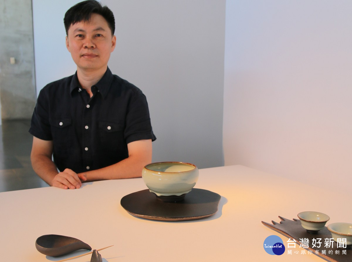 陶藝創作獎得主62年次的陳志強以青瓷見長,本次參賽作品《墨韻行書》