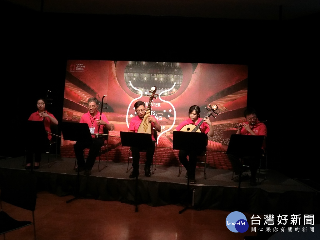 圖說: 臺中國家歌劇院盛夏音樂會第三場為聞韶軒絲竹室內樂團,跟小提琴、鋼琴合奏的悠揚東方樂風。(記者賴淑禎攝)