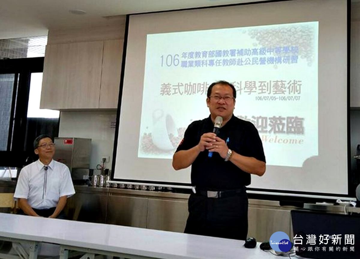 成功工商7月份連續二梯次承辦國教署全國中學教師赴公民營研習課程,校長鄒紹騰在研習會上致致詞感謝健行科大協辦活動