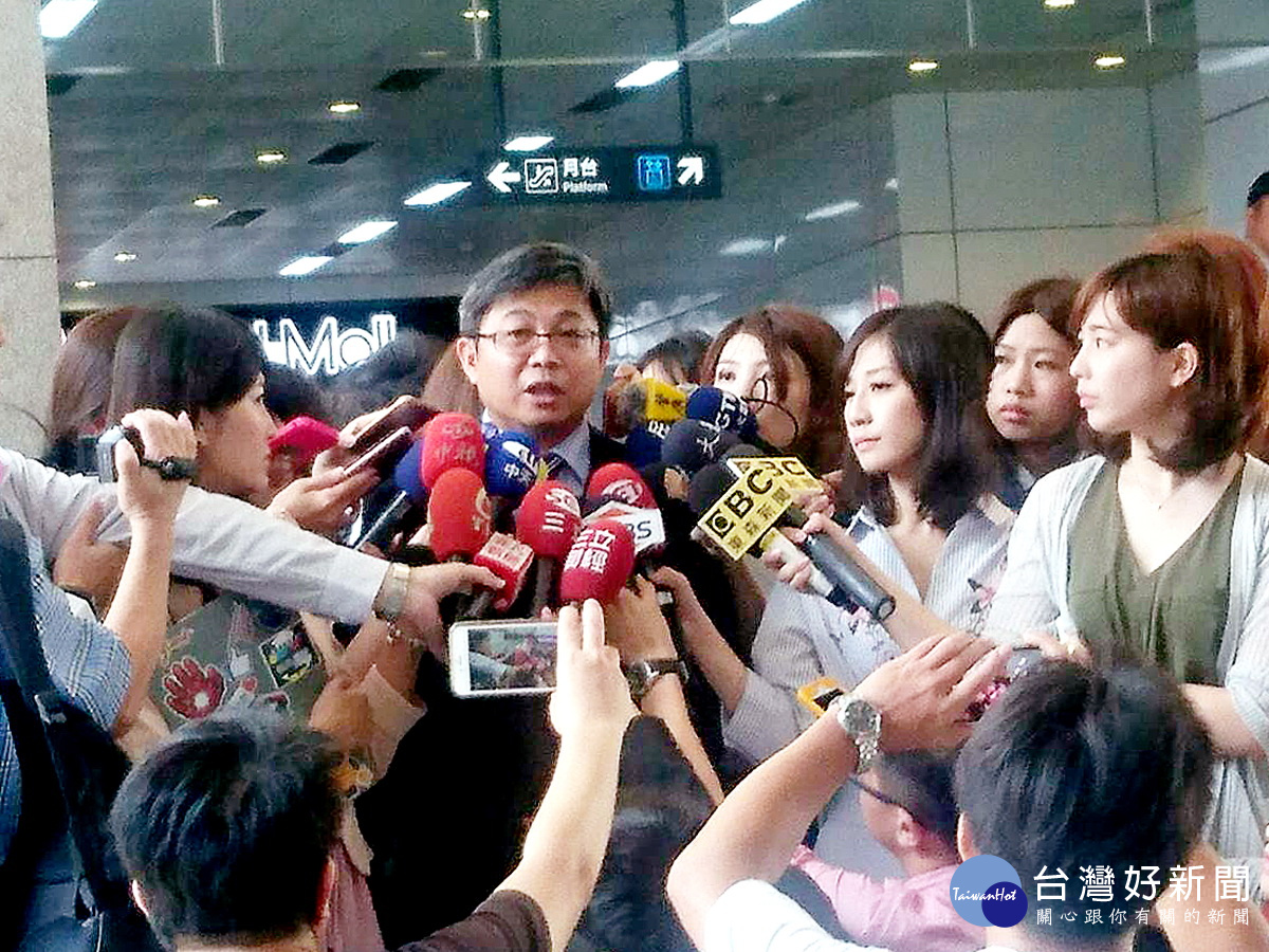 桃園機場捷運公司總經理陳凱凌說明事件發生原因。