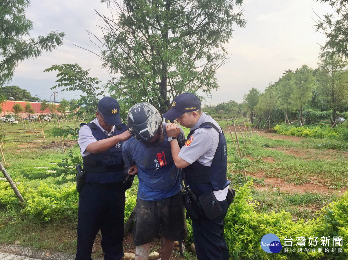 連績向八德警方及消防隊丟擲汽油彈縱火的詹姓嫌犯，逃逸40小時候被警方逮捕歸案。