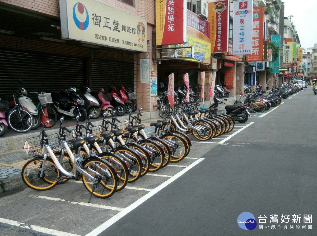 oBike營業車輛大量占用機車停車位,影響民眾停車秩序。(圖/記者黃村杉攝)