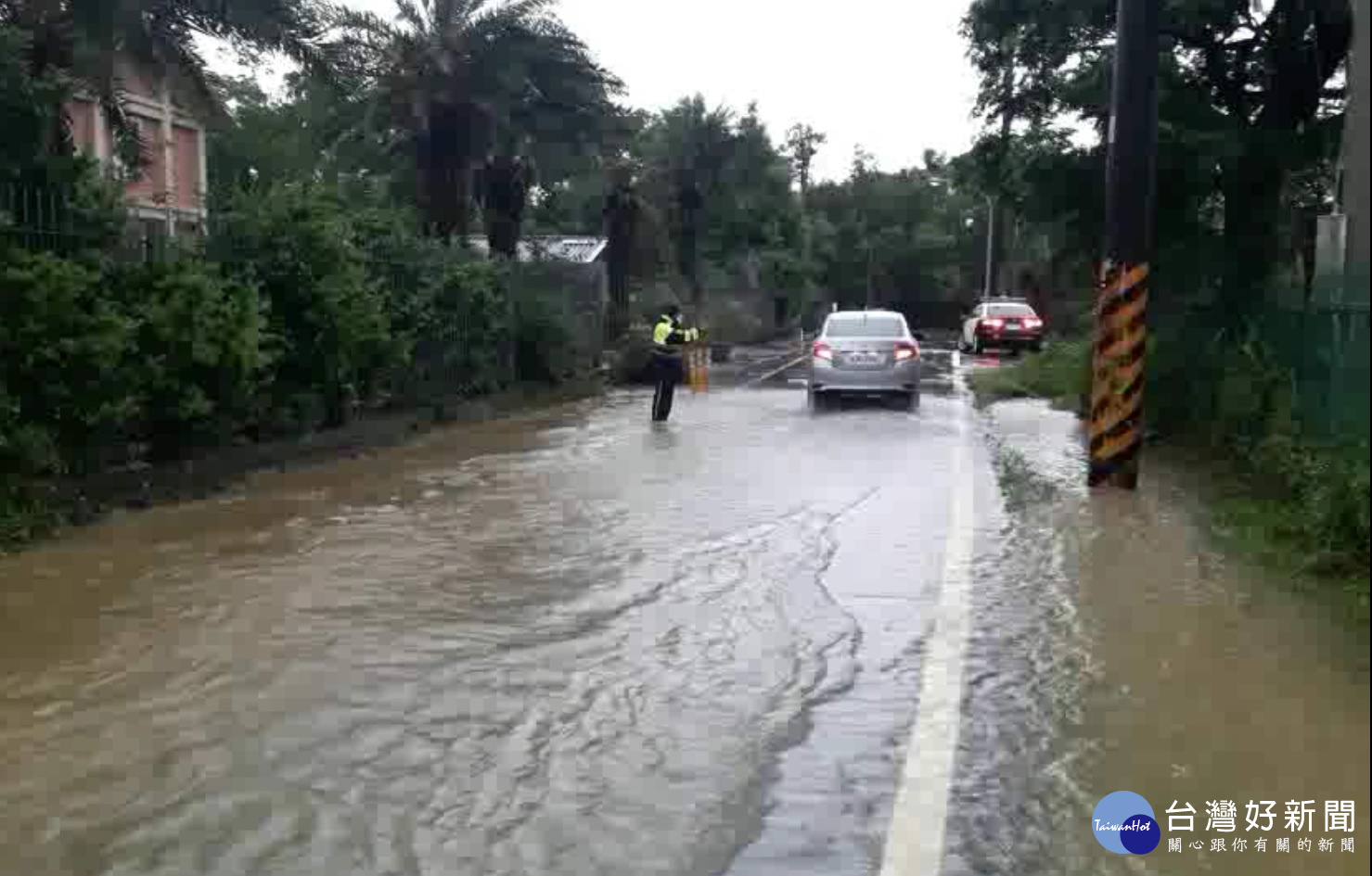 豪雨造成道路淹水，龍潭警方冒雨交管及排除道路障礙。