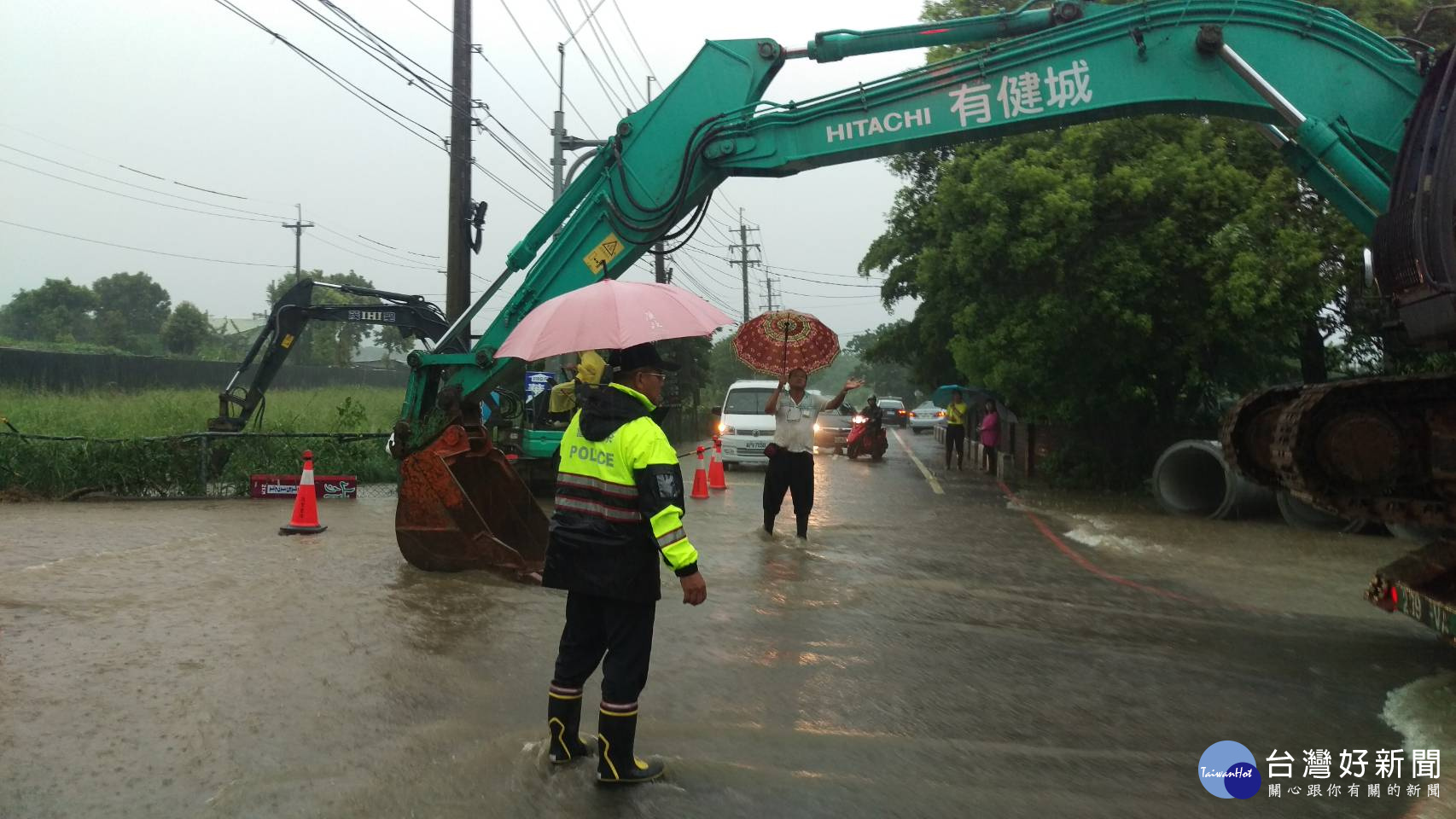 豪雨造成道路淹水，龍潭警方冒雨交管及排除道路障礙。