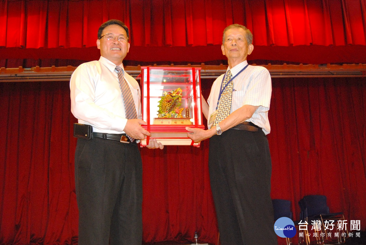 彰化市長邱建富頒發獎座給榮獲全國終身學習楷模的退休校長趙宗英
