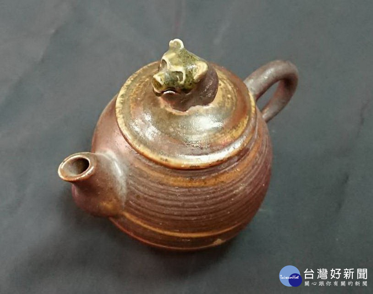 台灣黑熊陶藝壺。