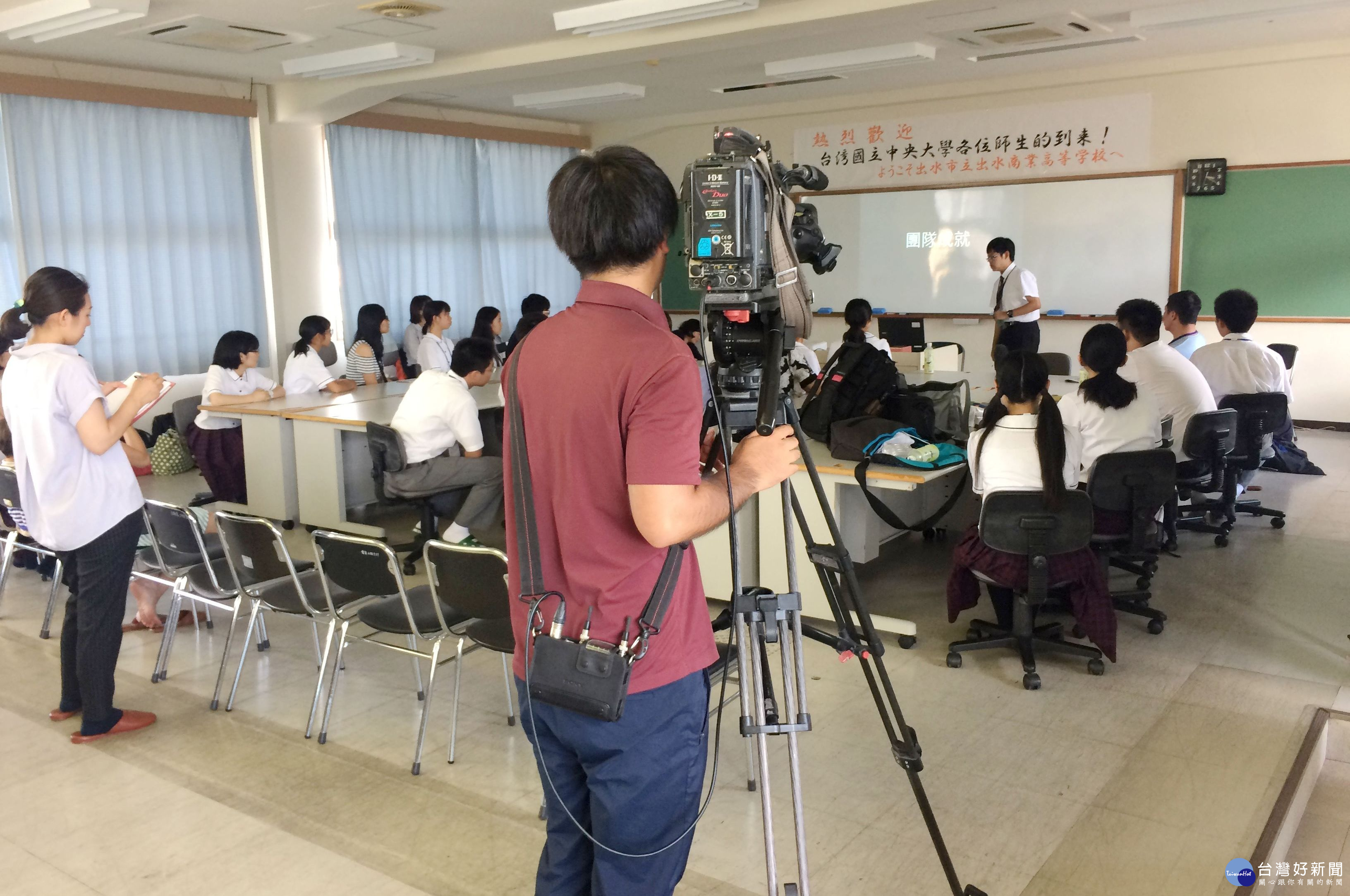 中央創遊社前往出水商業高等学校參訪與交流，南日本放送電視台MBC派員隨行採訪。