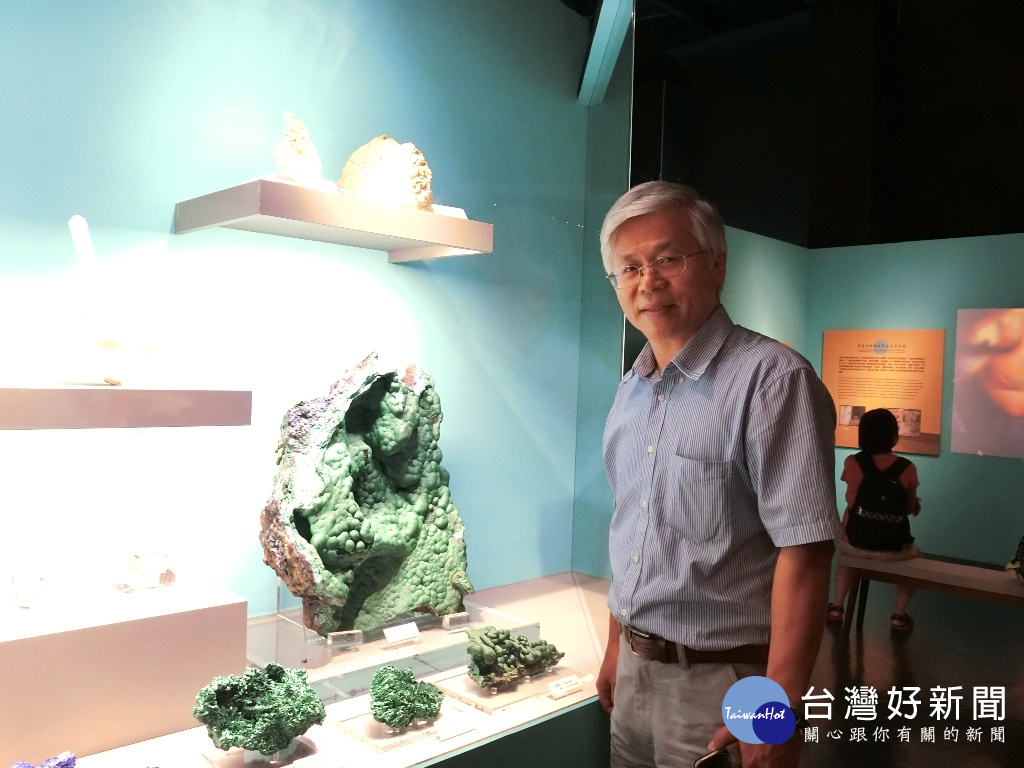 策展人何恭算主任說明敦煌石窟壁畫或是佛像的色料都是來自天然礦石。(記者賴淑禎攝)