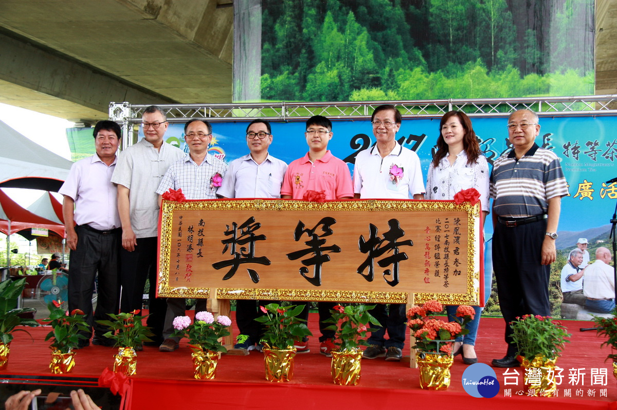 陳凰濱(右三)獲熟香組特等獎。(記者扶小萍攝)