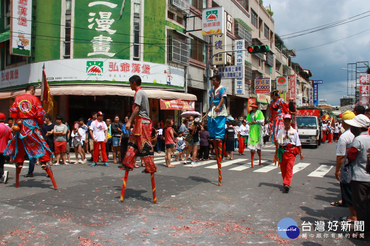 民眾圍觀踩高蹺藝人。（記者扶小萍攝）