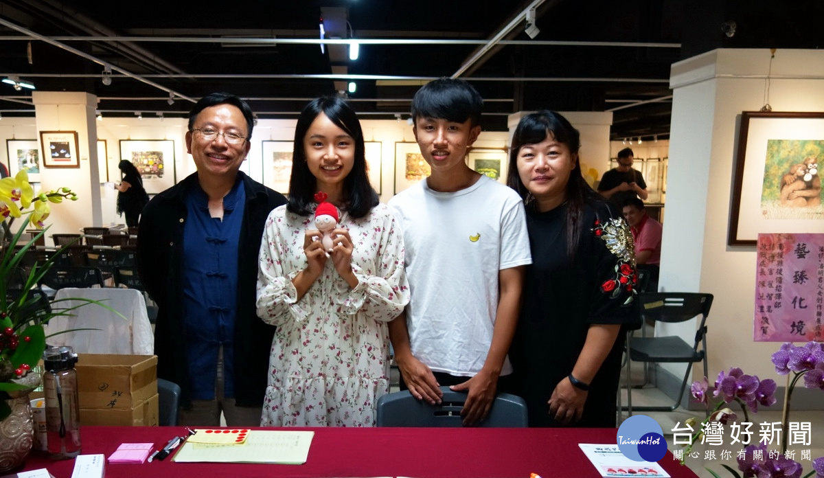潘樵一家四口分別在不同的文藝領域裡有著傑出表現,無疑為南投縣的文藝家庭再添一筆。