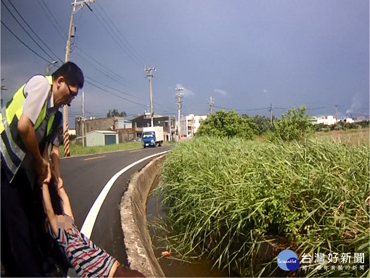 醉男熱昏跌落水溝 巡邏警即刻救援脫困