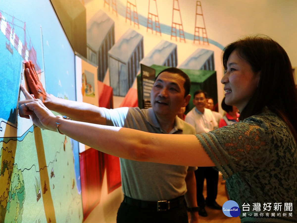 全國首創導電油墨感應式臺北港及周邊生態視覺互動,民眾只要以手碰觸即會跳出互動影像