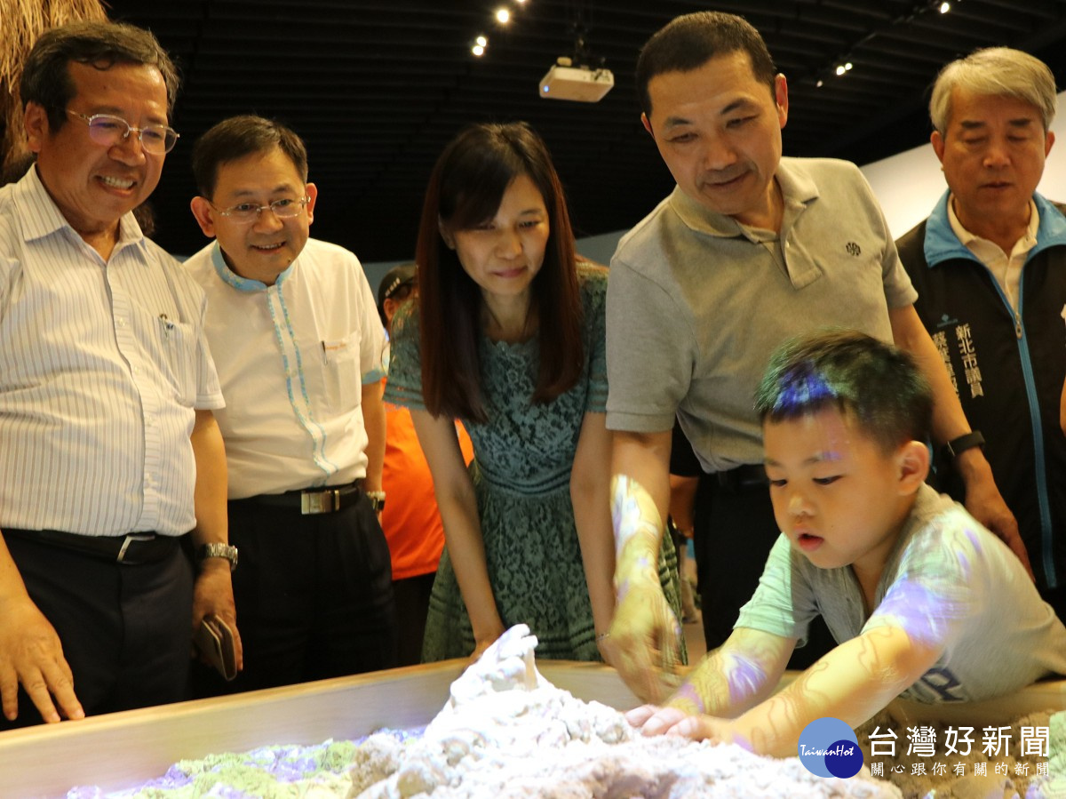 副市長侯友宜與小朋友開心玩沙箱投影,在遊戲中瞭解等高線知識